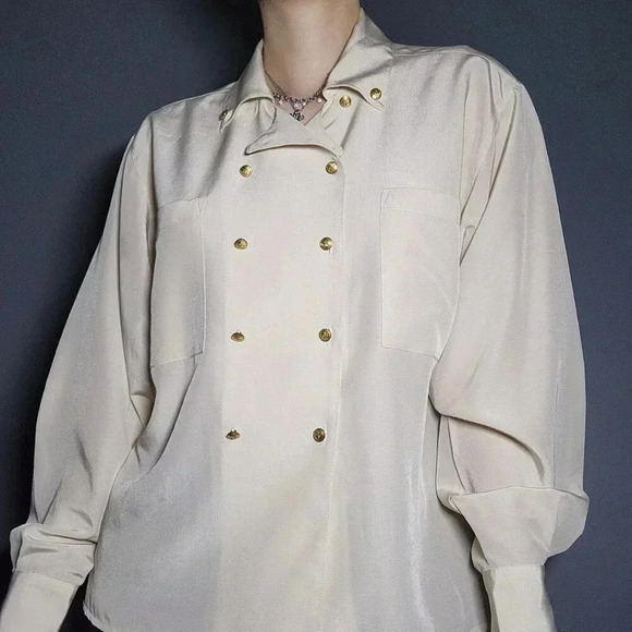 Vintage 70s pirate cream button-up shirt with pointy collar and gold buttons - Picture 4 of 16